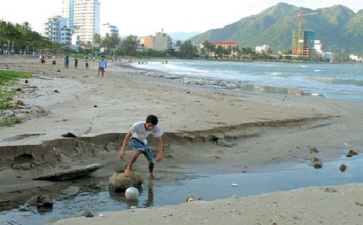 Dân bức xúc vì nước thải ồ ạt xả ra vịnh Nha Trang gây ô nhiễm 